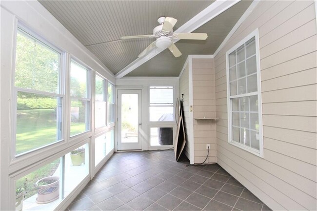 Building Photo - 1060 River Valley Dr