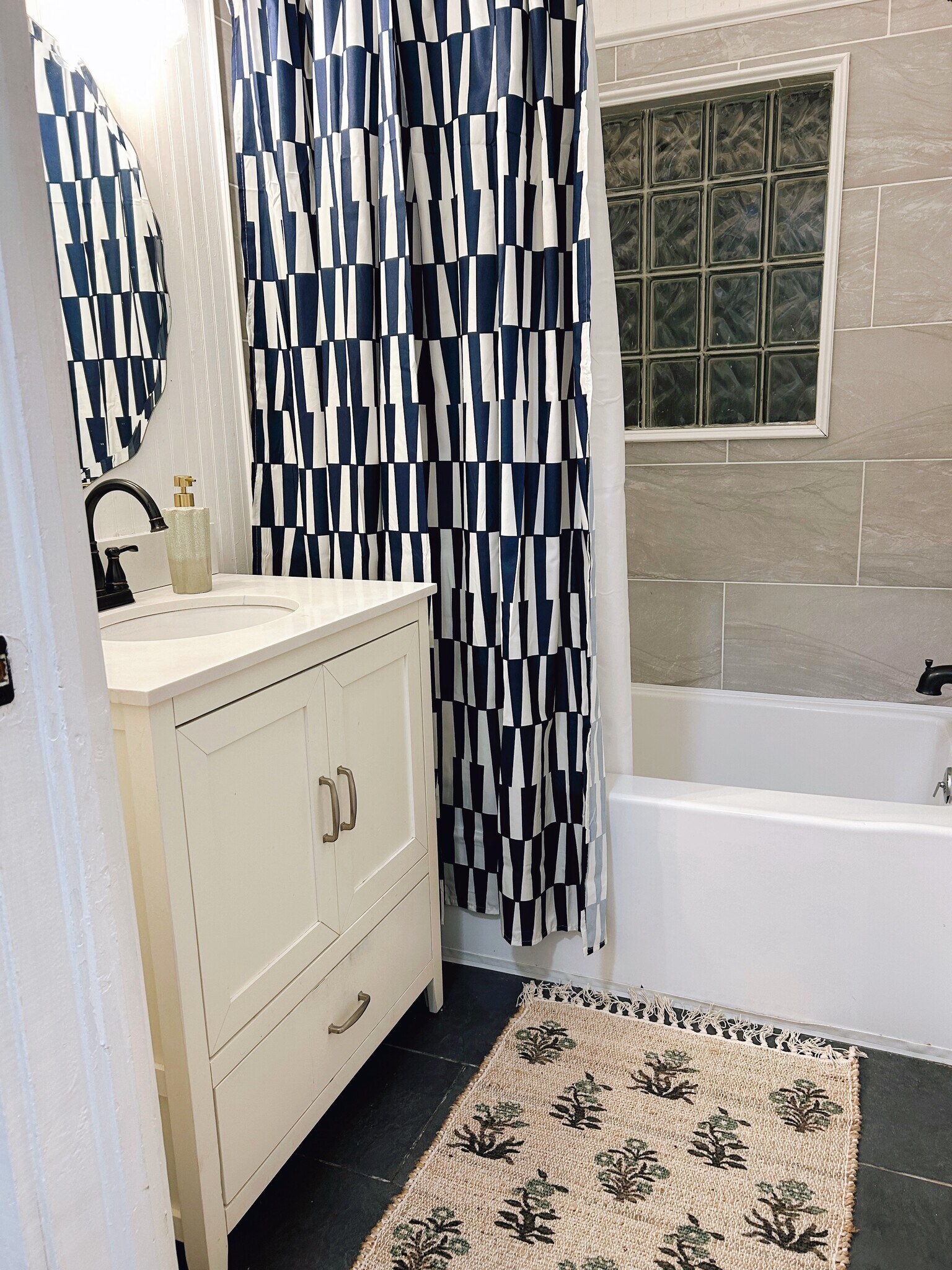 Building Photo - 102 Church St