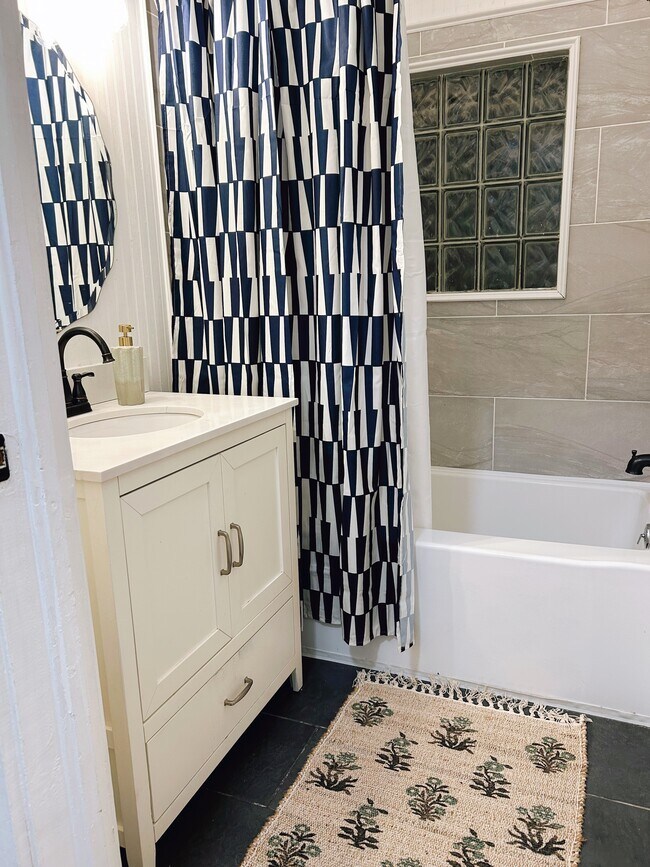 Building Photo - 102 Church St