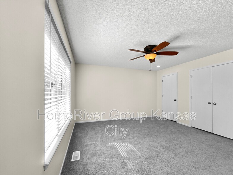 Building Photo - 304 NW 36th St Terrace