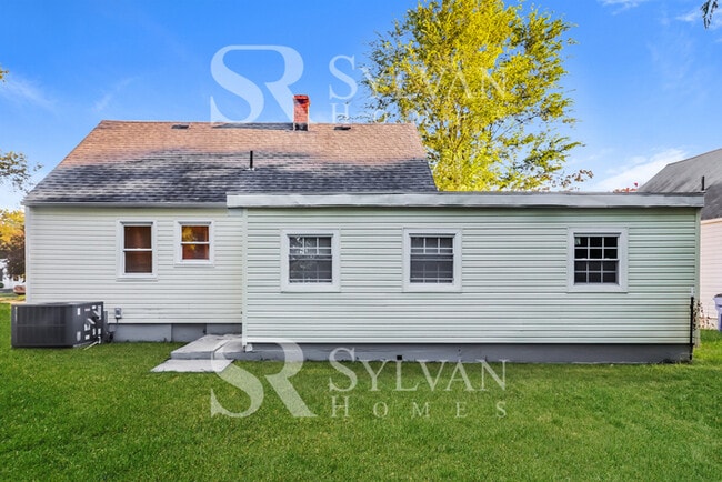 Building Photo - Welcome to this charming abode.