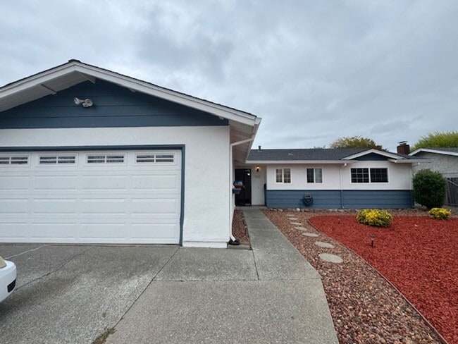 Primary Photo - Beautiful 4 Bedroom House Available Now!