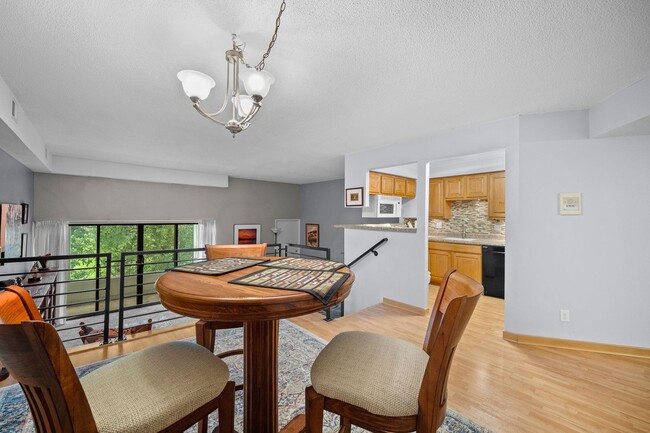 Building Photo - 2bed 2 bath contemporary condo overlooking the Waveland Golf Course