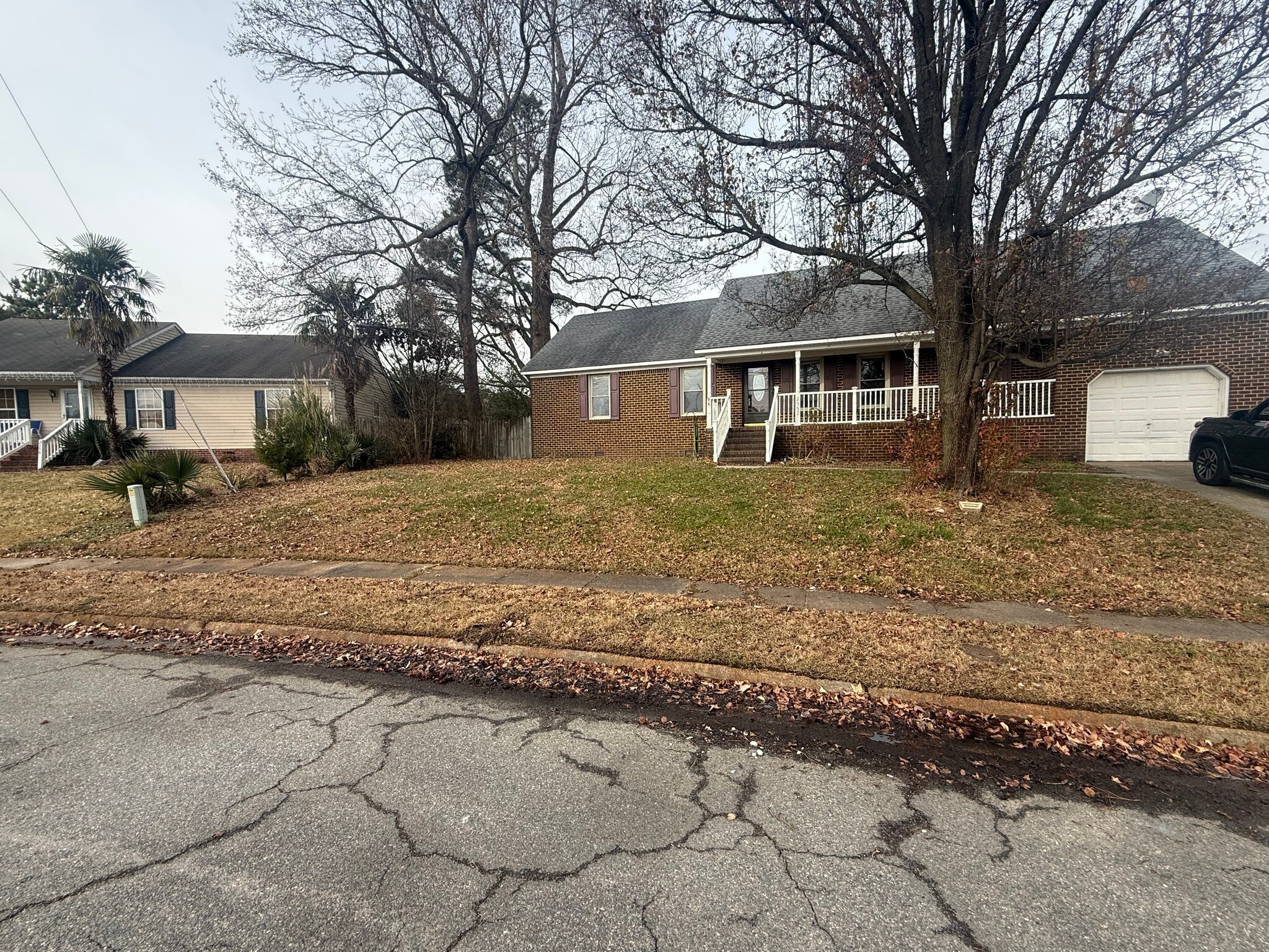 Building Photo - 2552 Roundtree Cir