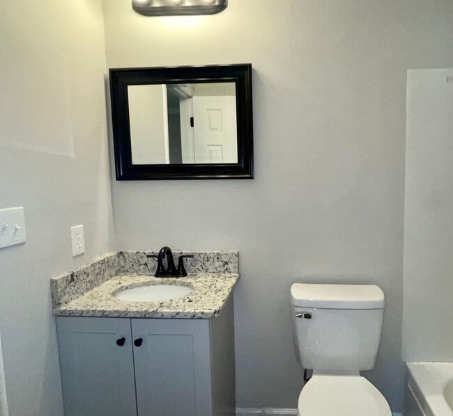 Building Photo - Updated 3 Bed/1.5 Bath Ranch In Serene Nei...