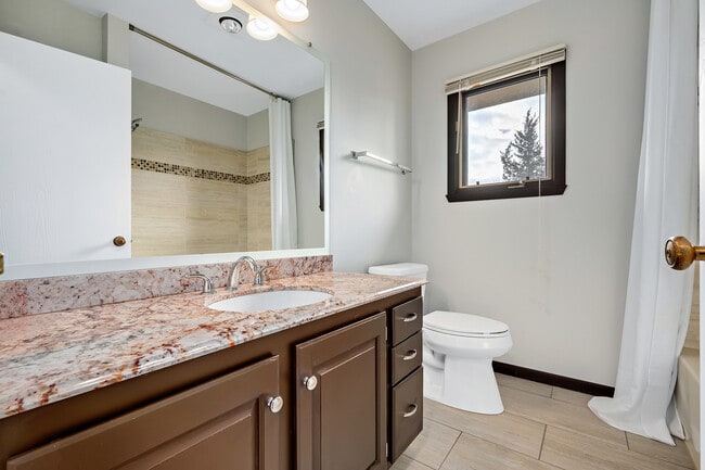 Building Photo - 887 Braintree Ln