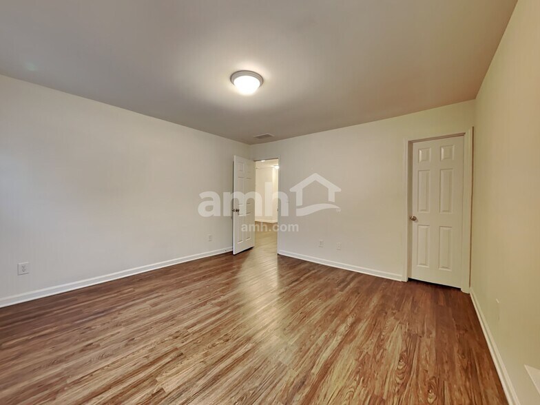 Building Photo - 277 Springs Xing