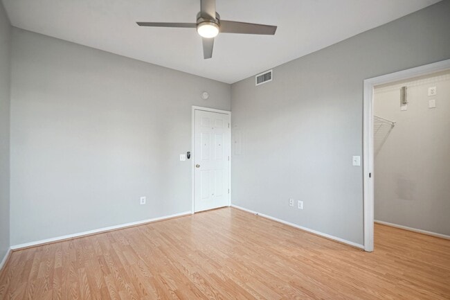 Building Photo - Updated 1br in control access building in Gates of Mclean.