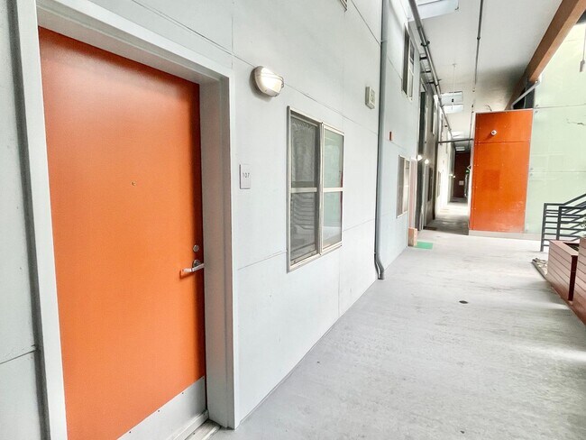 Building Photo - HUGE 2 Level 2br/1.5Ba Loft, High Ceilings...
