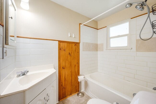 Building Photo - Charming College Hill Gem – Your Perfect Student Home!