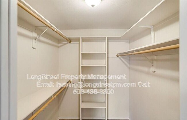 Building Photo - 332 NE Carmen Pl