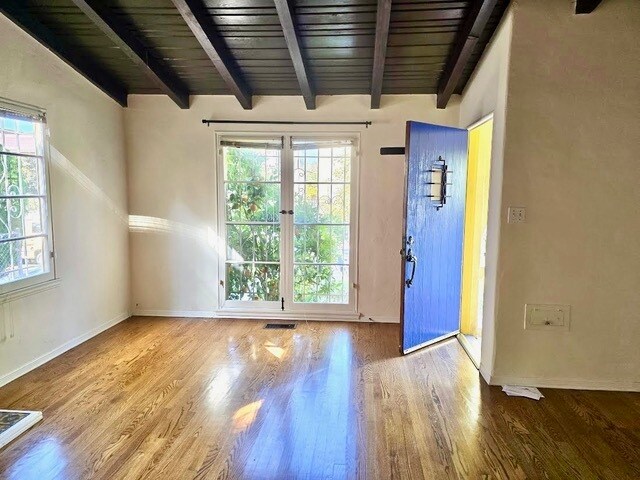 Living room - 616 N Orange Dr