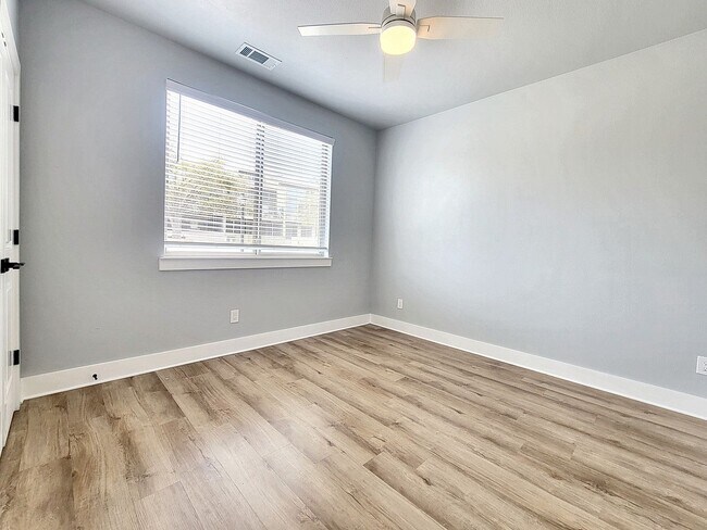 Building Photo - Sophisticated 3/BR 2.5/BS Home in Point Ve...