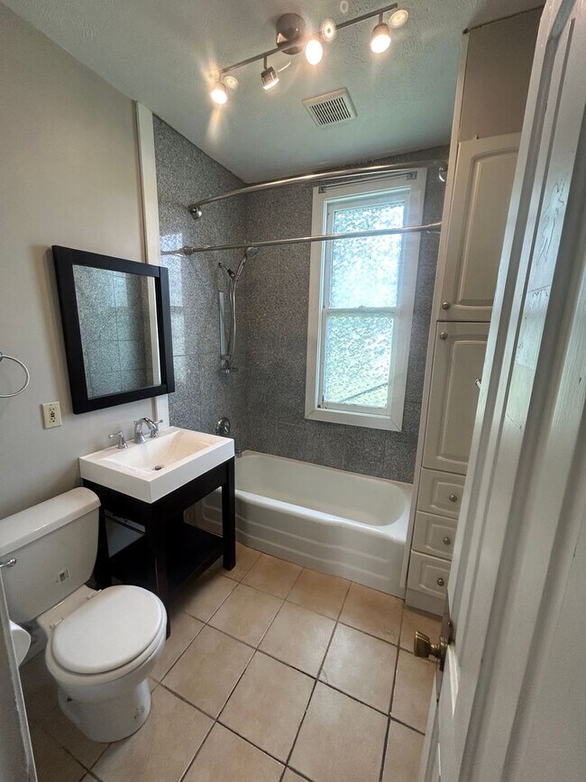 Building Photo - 6 Month Initial Lease-4904 Holdrege 2bed/1bath-Located near historic University Place