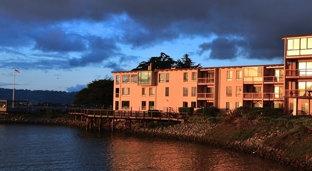 Building Photo - Bright 1/1 with an extra large patio, park...