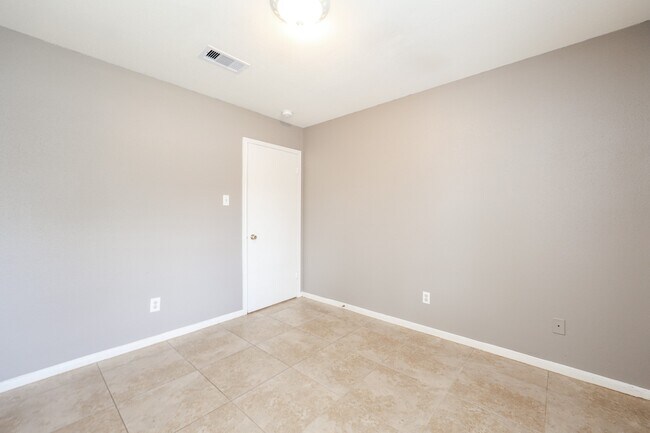 Building Photo - 2306 Old Oak Ln