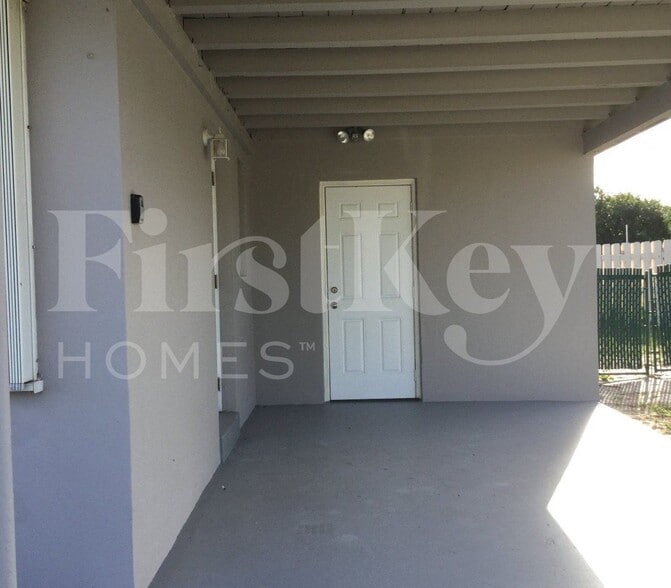 Building Photo - 900 W Bloxham St