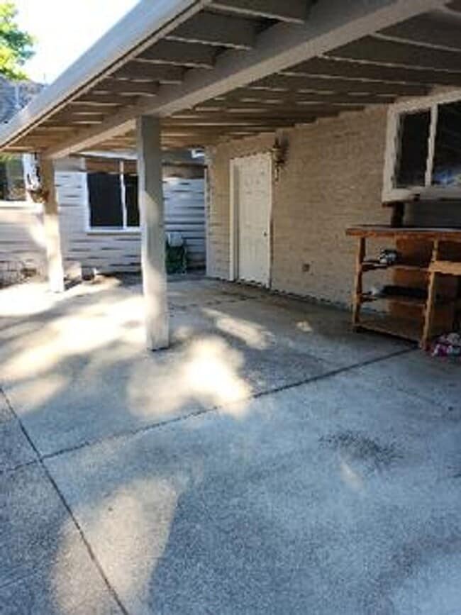Building Photo - Spacious 3 Bedroom, 2 Bath Home on Private...