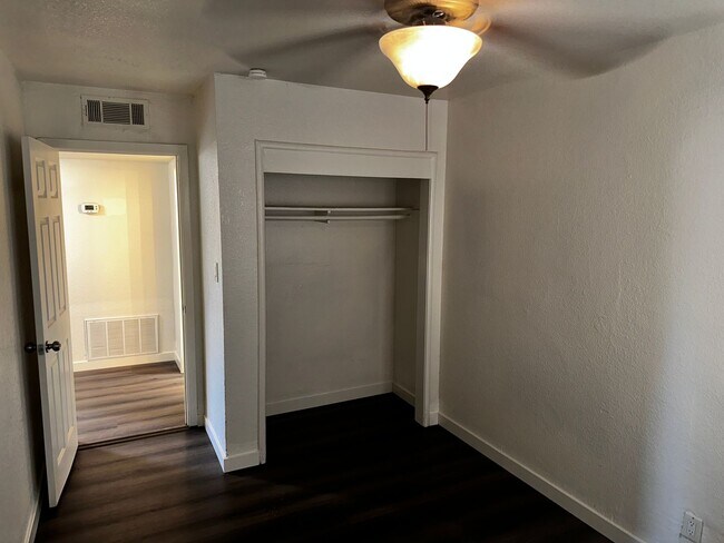 Building Photo - 2 bed 1 bath with attached garage