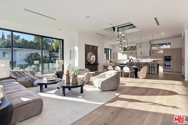 Building Photo - 16879 Mooncrest Dr