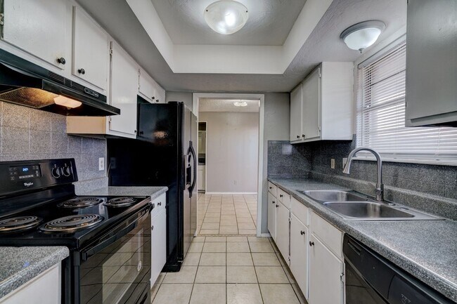 Building Photo - 3 bed 2 bath duplex in Midwest City