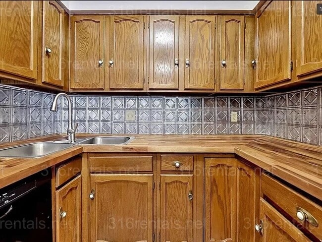 Building Photo - $1545 - 2 bed 2 bath - Duplex located in R...