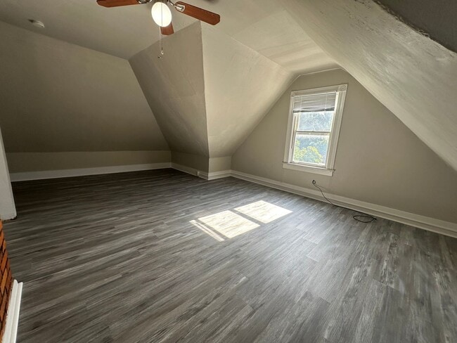 Building Photo - *** Shadyside * Large 4 Bedroom House For ...