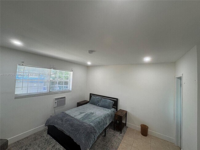 Building Photo - 320 NE 160th St