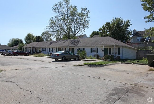 Primary Photo - Oak Grove Apartments