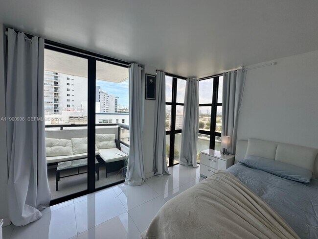 Building Photo - 2555 Collins Ave