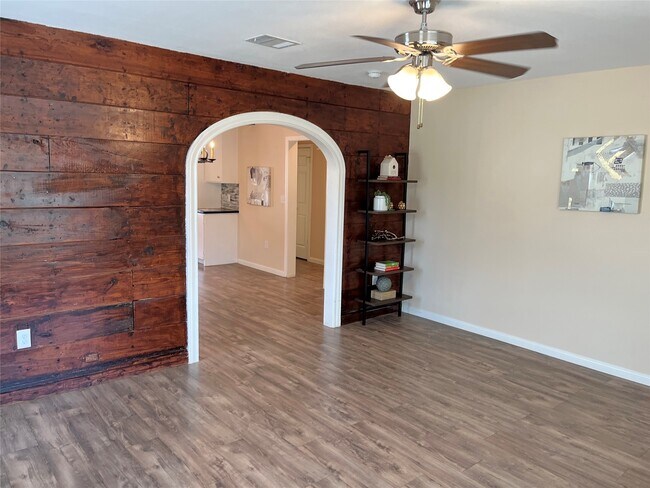 Building Photo - 104 N Eastwood St