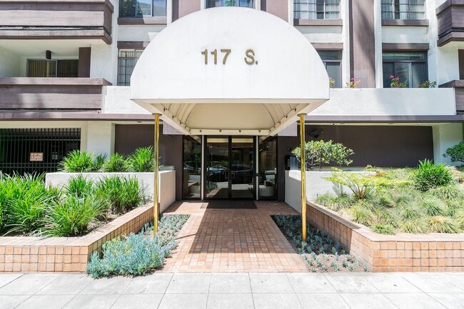 Building Photo - 117 S Doheny Dr