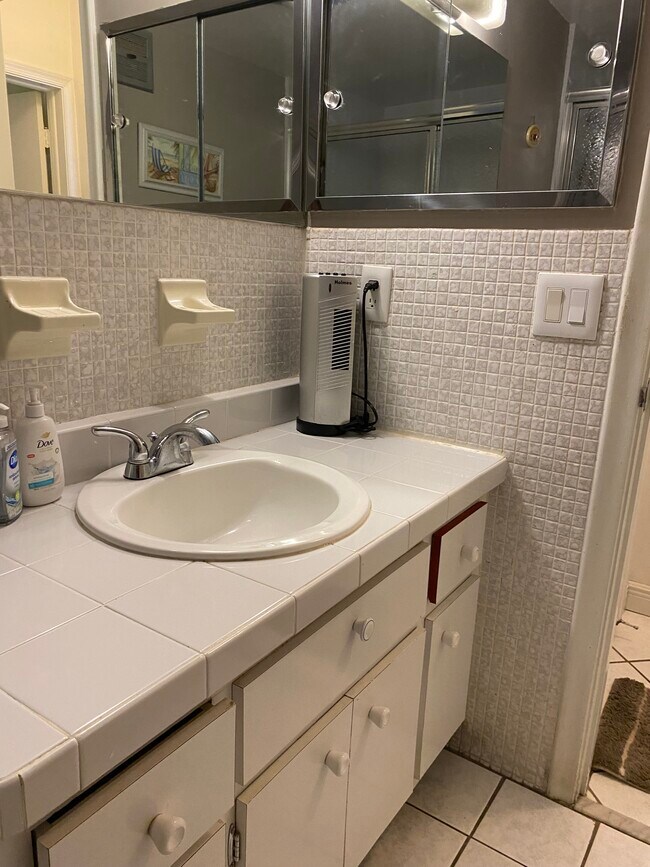 Building Photo - 2121 NE 42nd Ct