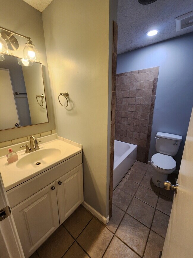 Building Photo - NEWLY REMODELED 3BR, 2BA Duplex Unit in He...