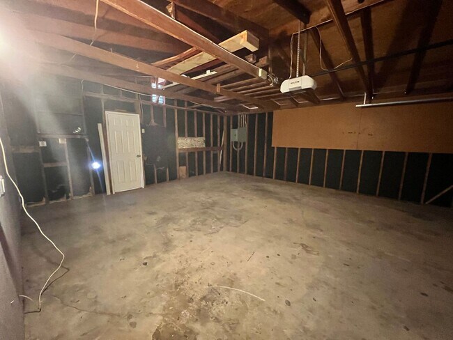 Building Photo - 5 Bedroom 2 Bath - Close to 29 Palms Marin...
