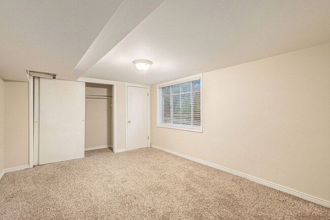 Building Photo - Cheyenne Canyon / 3 bedroom, 2 car garge, ...