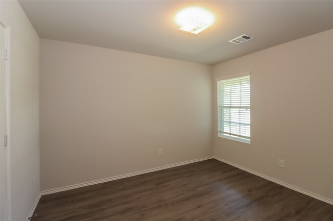 Building Photo - 2700 Lina Dr