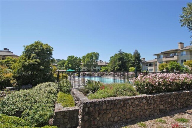 Building Photo - 300 Deer Valley Rd