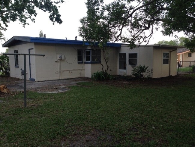 Building Photo - 2 Bed 1 Bath Home | Pet Friendly with Fenced Yard | Washer Dryer Hook Ups | Section 8 Welcome