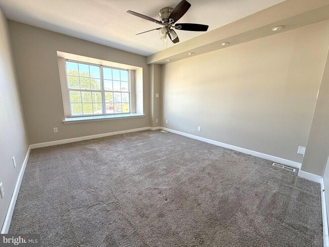 Building Photo - 44 Pondview Ln