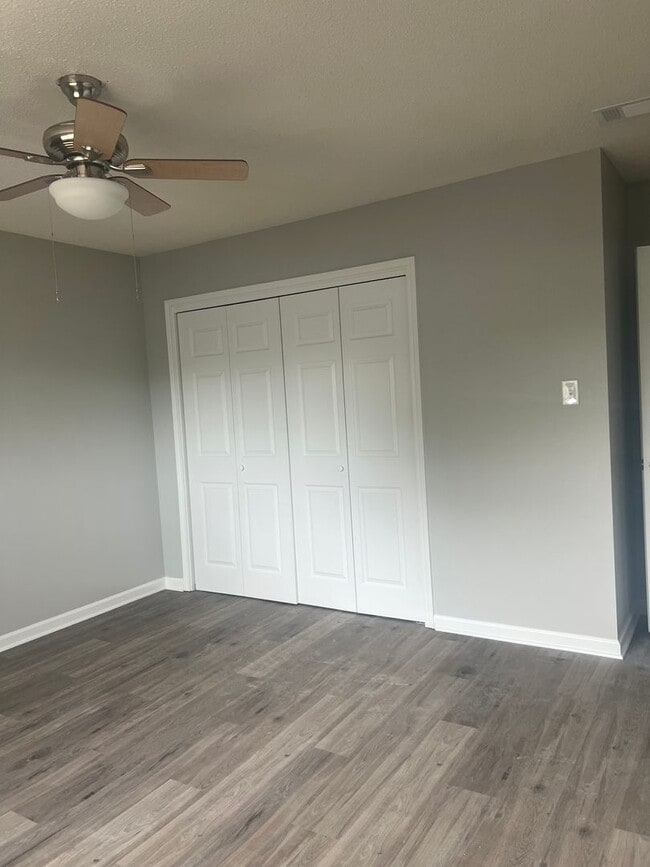 Building Photo - Remodeled Apartment 2 Bed / 1 Bath