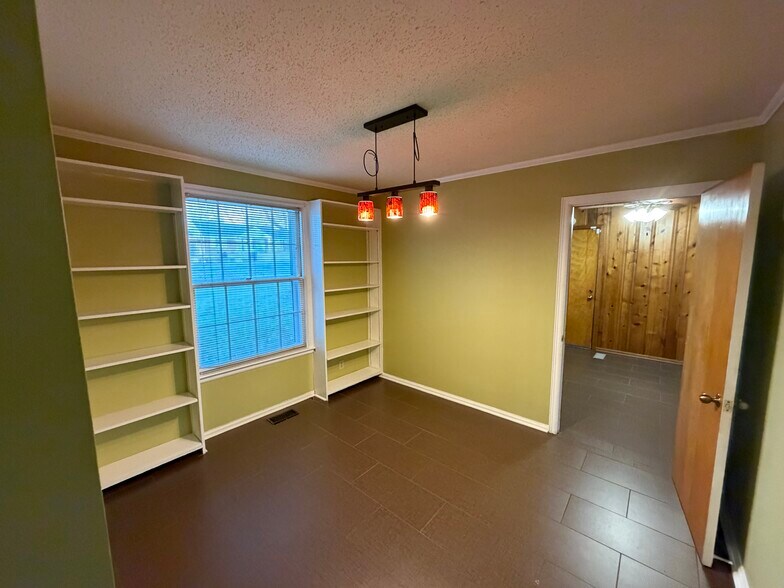 Building Photo - 2313 Ingleside Dr