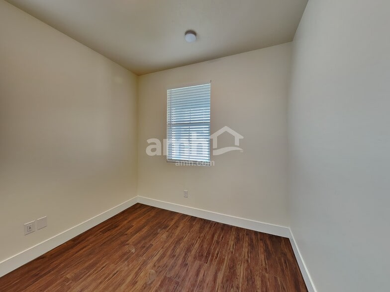 Building Photo - 1461 W Afton St