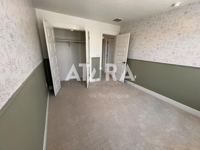 Building Photo - 909 Sagehill Dr