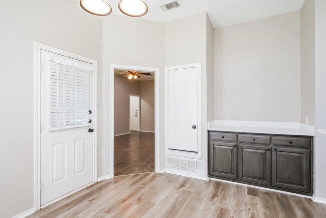 Building Photo - 512 Arbor Ln