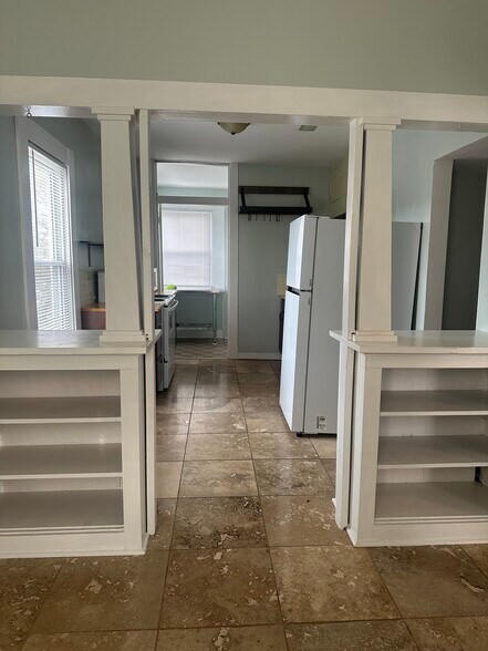 Building Photo - 315 E Columbia Ave