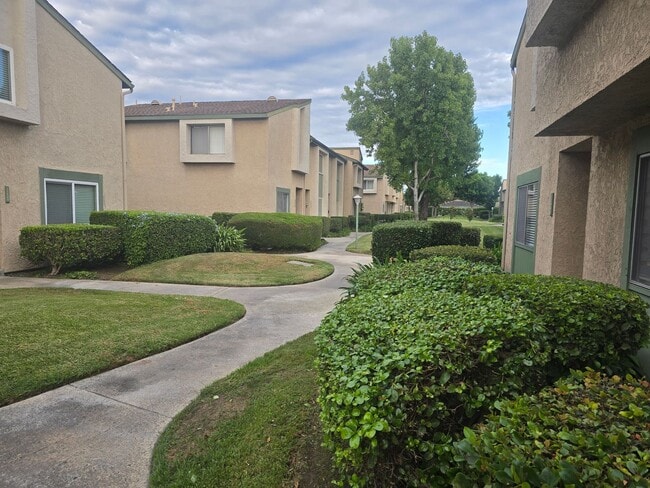 Building Photo - Beautiful Townhome for Rent