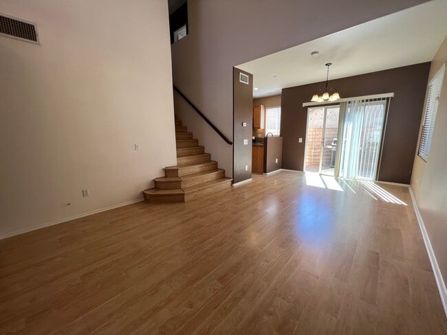 Building Photo - 3 Bed, 2.5 Bath Townhome in gated Park Lane Community
