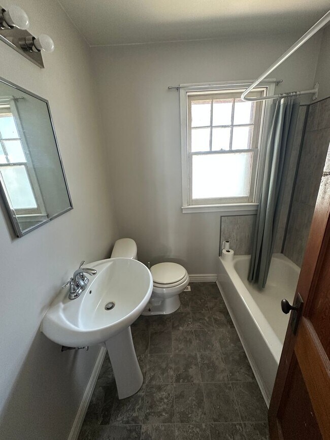 Building Photo - 2 bed/1 bath
