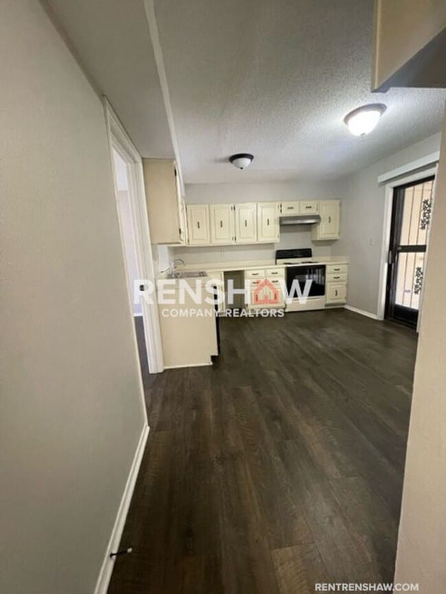 Building Photo - Unique 3 Bed / 2.5 Bath Condo - Move in Re...